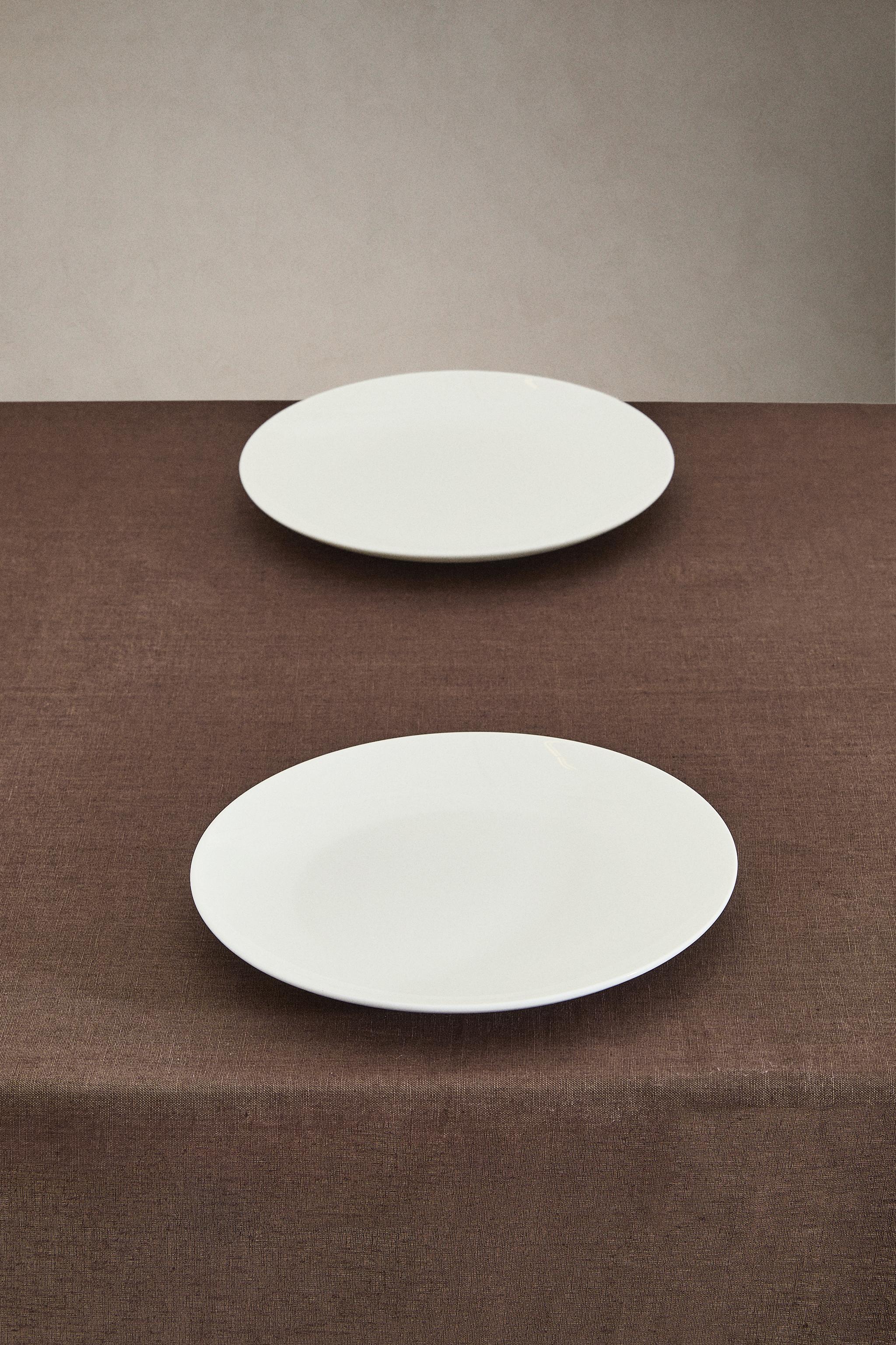 PLAIN-COLOURED LINEN TABLECLOTH